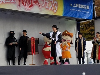 手裏剣を投げる市長
